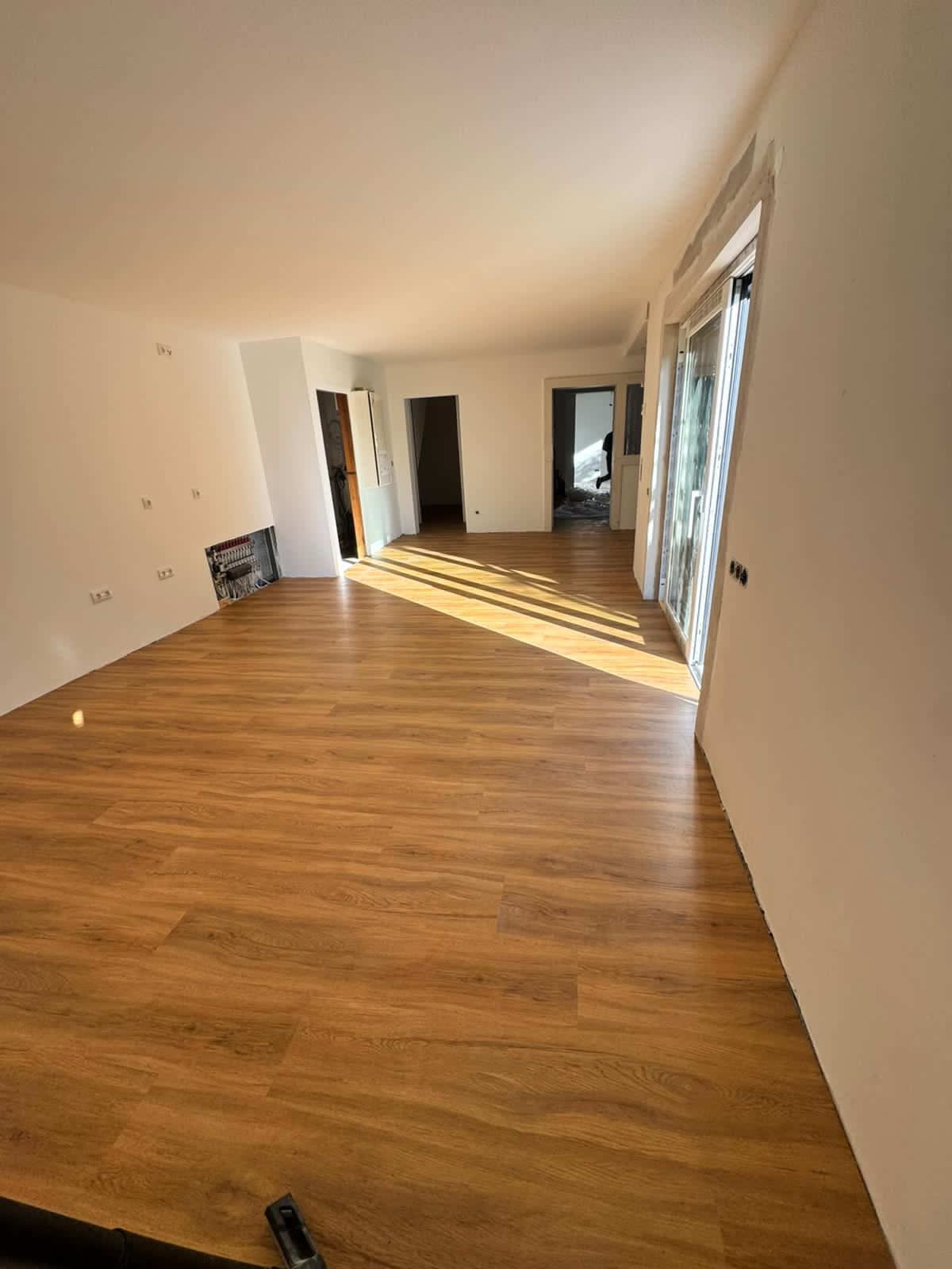 Fertig sanierter Wohnraum mit neuem Boden und neuer Elektroinstallation – Projekt von Meisterwerk Sanierungen